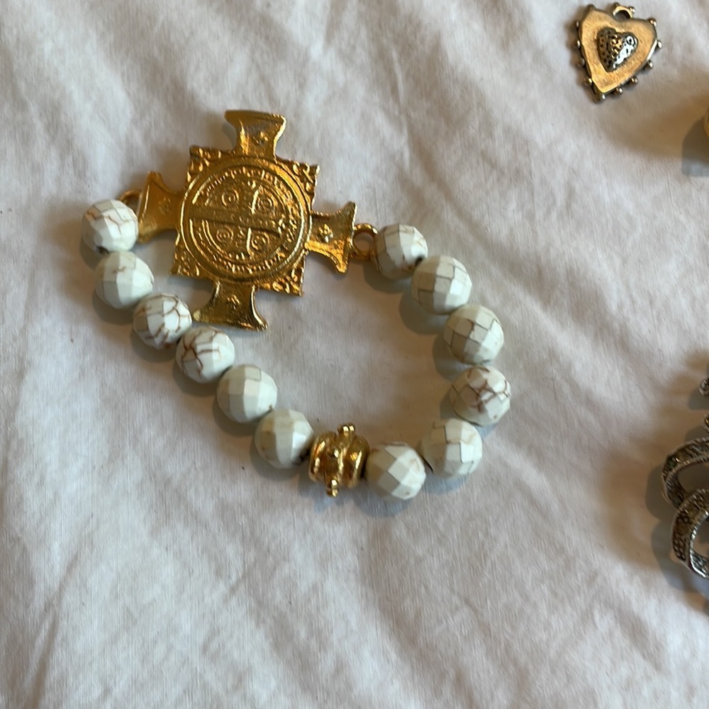 Lot of jewelry.  Broaches, earrings, bracelets, pendants. - Picture 6 of 6